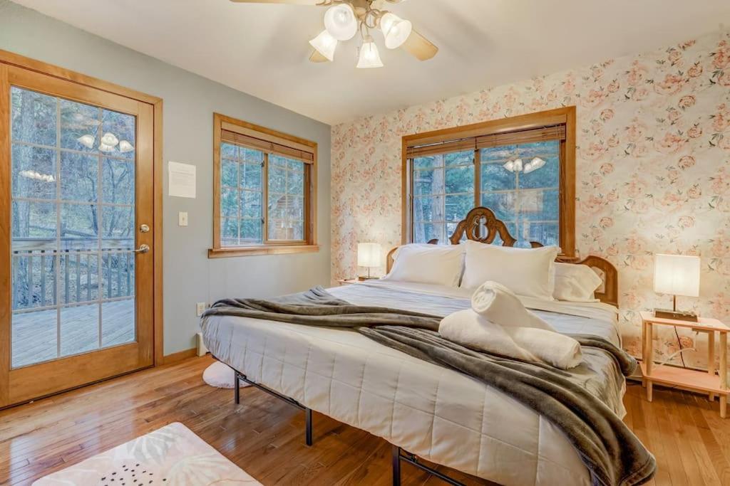 Chic chalet w/ hot tub, ping-pong, arcade bball - Image 7