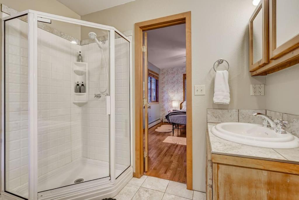 Chic chalet w/ hot tub, ping-pong, arcade bball - Image 8