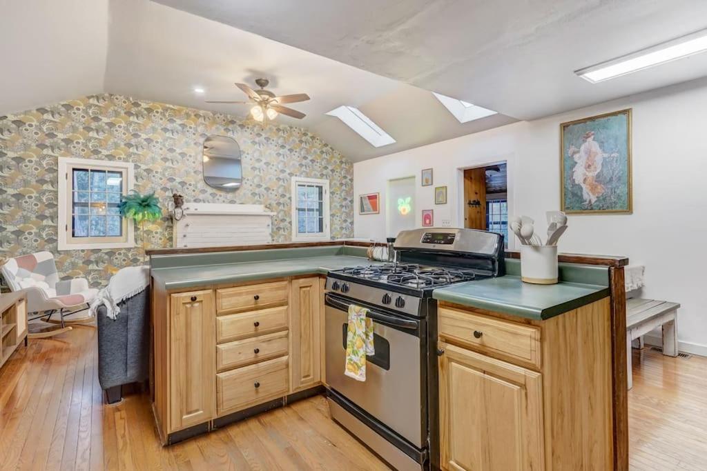 Chic chalet w/ hot tub, ping-pong, arcade bball - Image 4