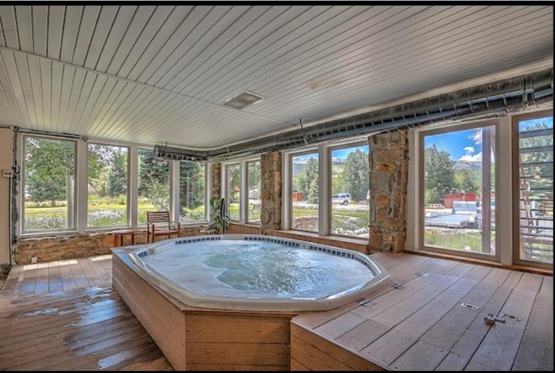 Hot Tub (Jacuzzi) - Photo 3