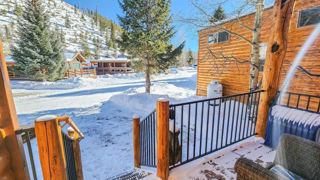 2BR Riverside Chalet Near Trails