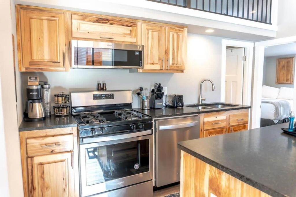 2BR Riverside Chalet Near Trails - Image 4