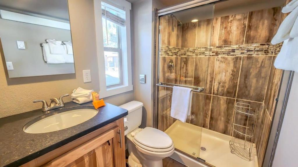 2BR Riverside Chalet Near Trails - Image 8