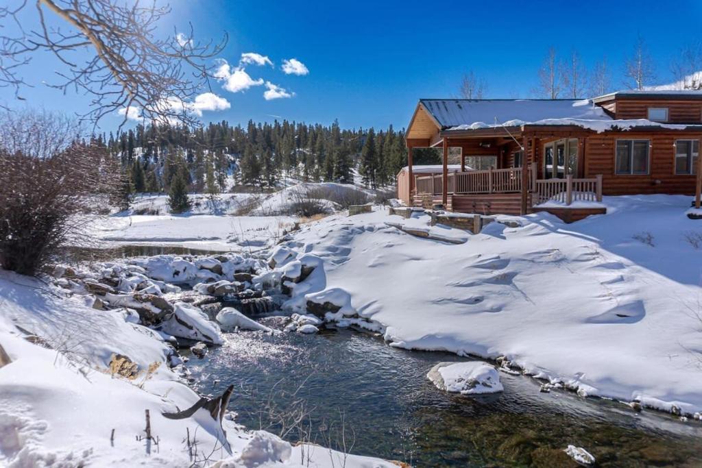 2BR Riverside Chalet Near Trails - Image 6