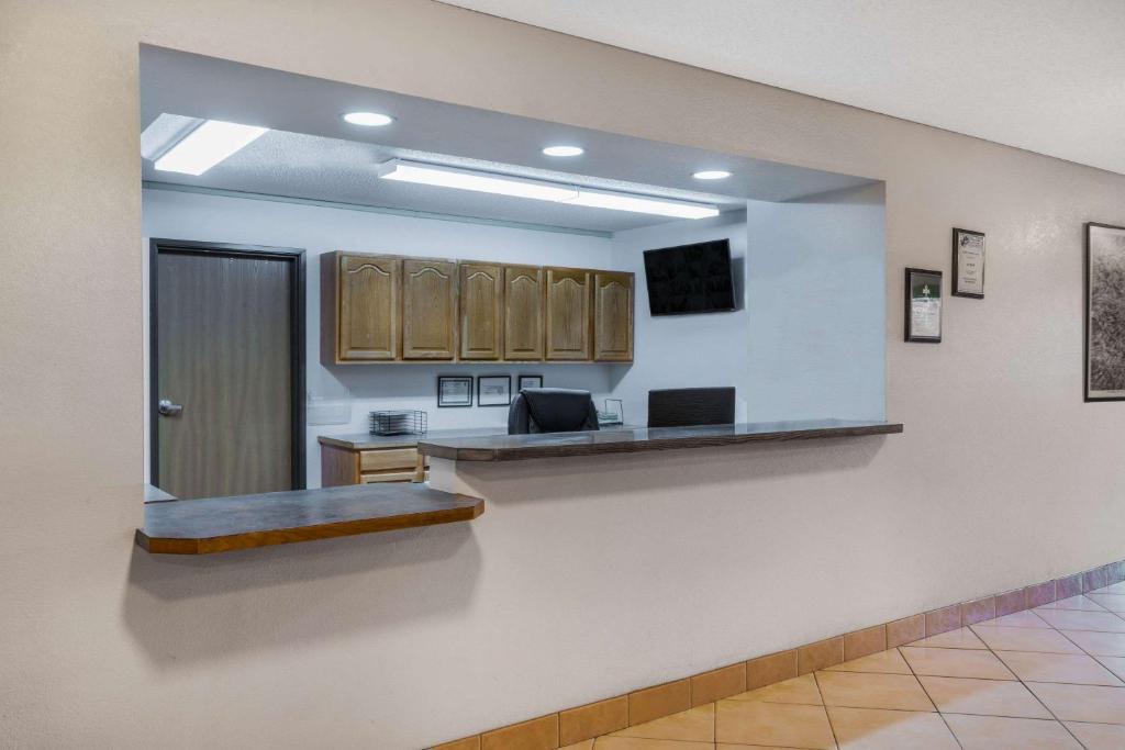 Super 8 by Wyndham Fountain - Image 4