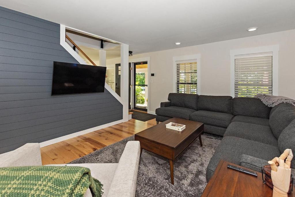 Modern Waterfront Retreat with Hot Tub & Pond Views - Image 5