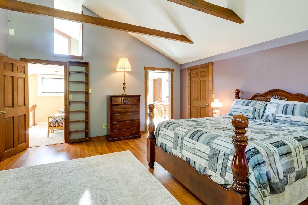 Spacious Woodbury Home with Pool and Hot Tub! - Image 8