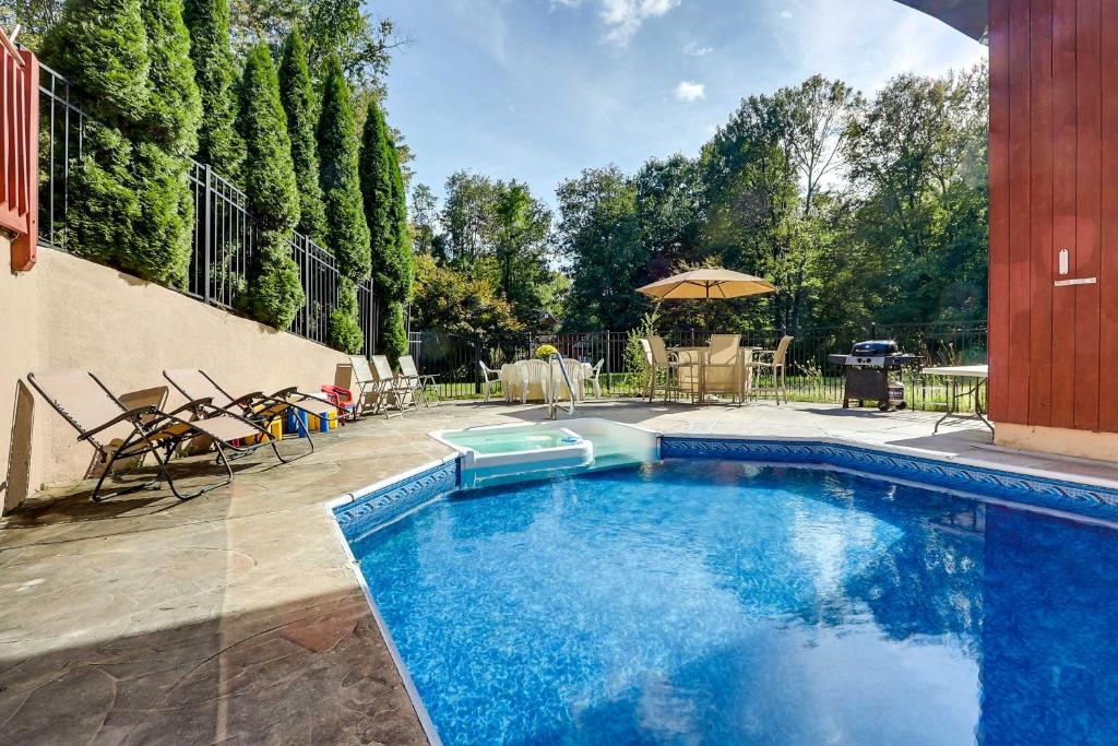 Spacious Woodbury Home with Pool and Hot Tub!