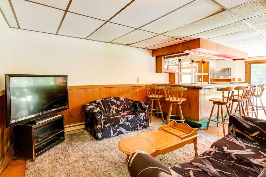 Spacious Woodbury Home with Pool and Hot Tub! - Image 6