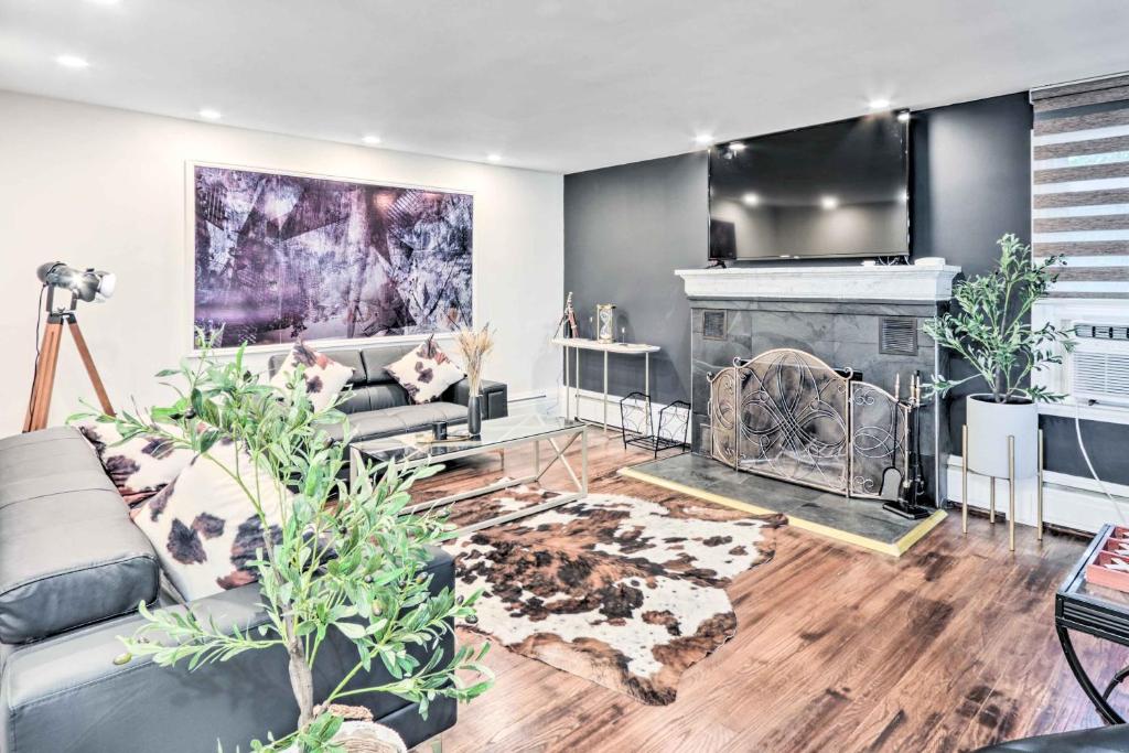 Upscale Waterbury Retreat with Indoor Hot Tub! - Image 5