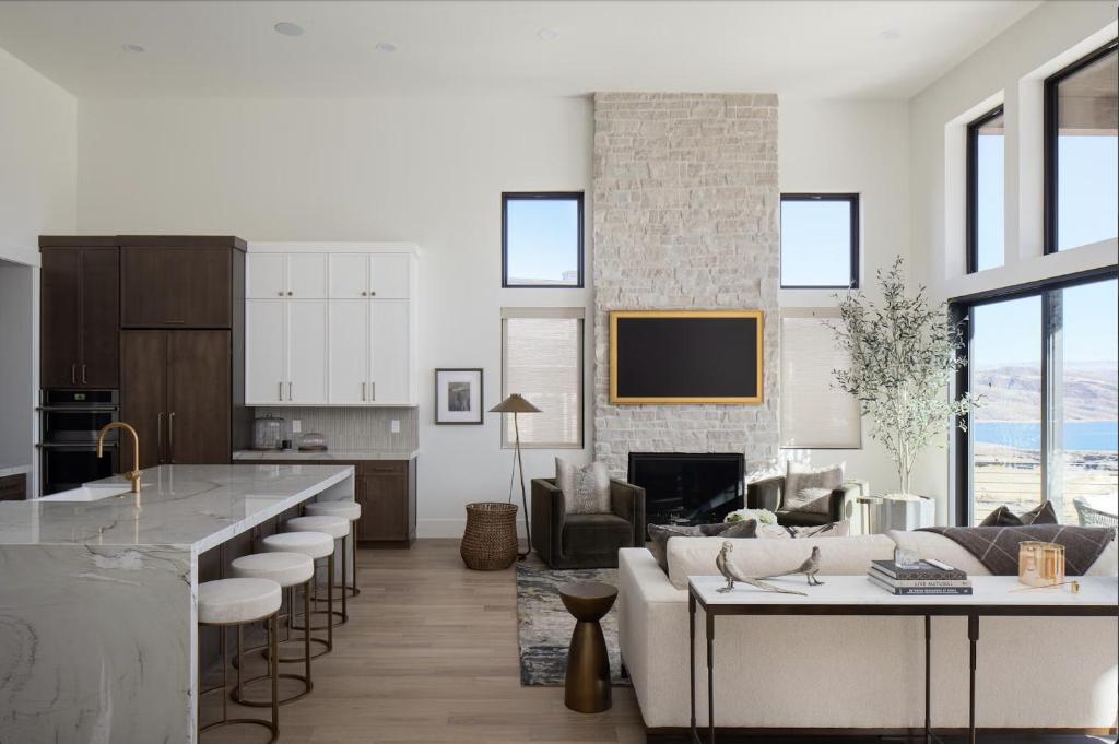 Proximity to Deer Valley East and Breathtaking Natural Beauty with Unparalleled Elegance - Image 8