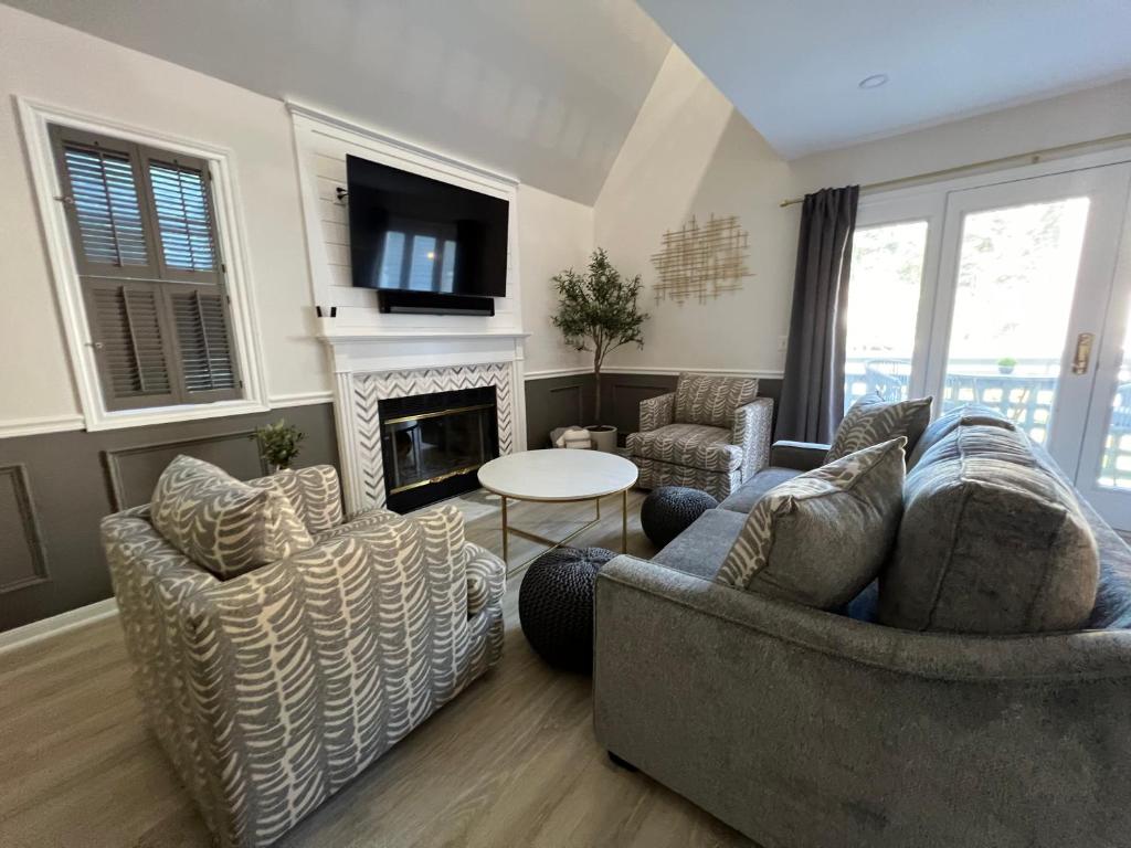 Newly Renovated Loft Villa at Norwich Spa with amenities, 3 minutes to Mohegan