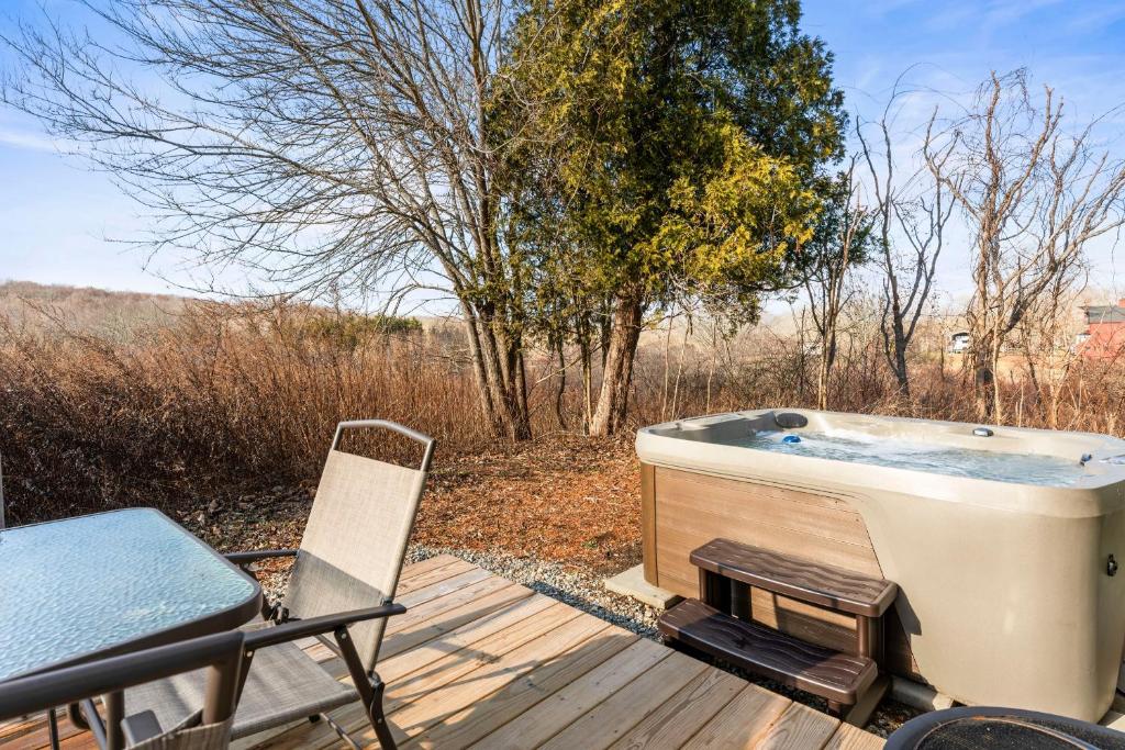 Hot Tub (Jacuzzi) - Photo 2