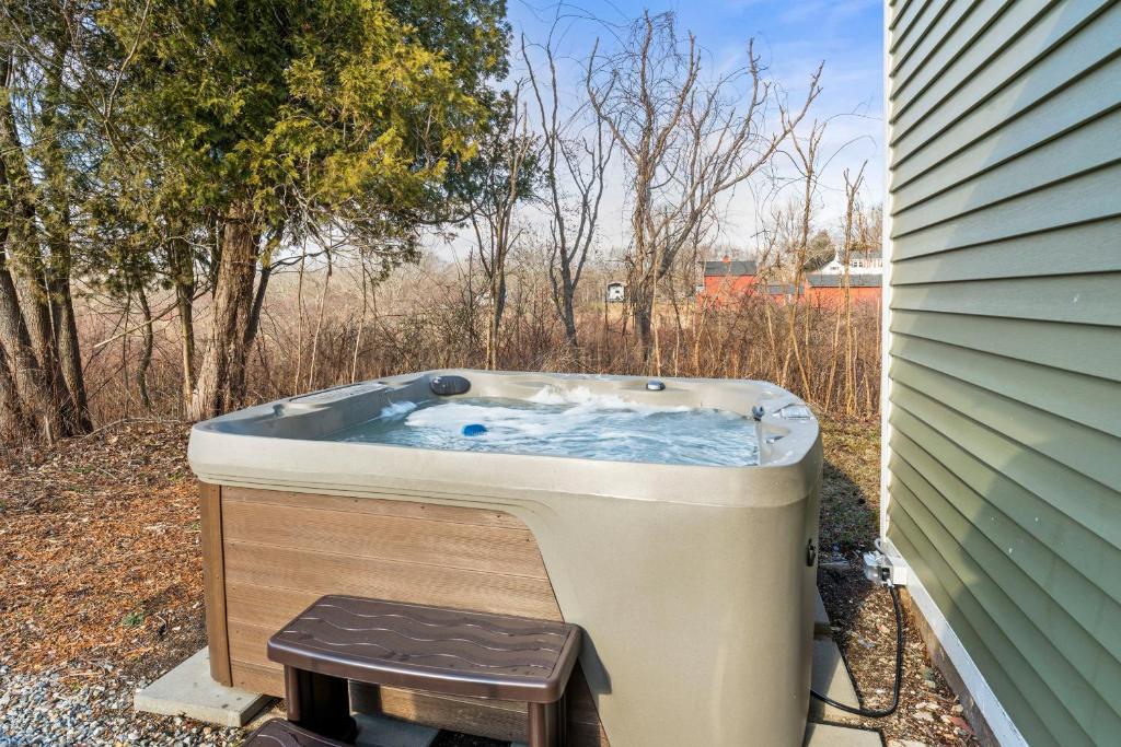 Hot Tub (Jacuzzi) - Photo 3