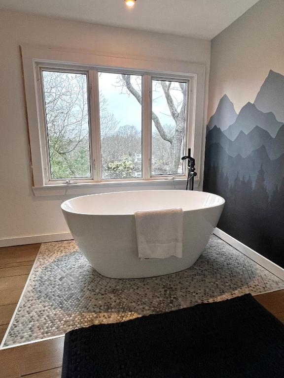 Waterfront Lakehouse Getaway in Clinton with HOT TUB - Image 8