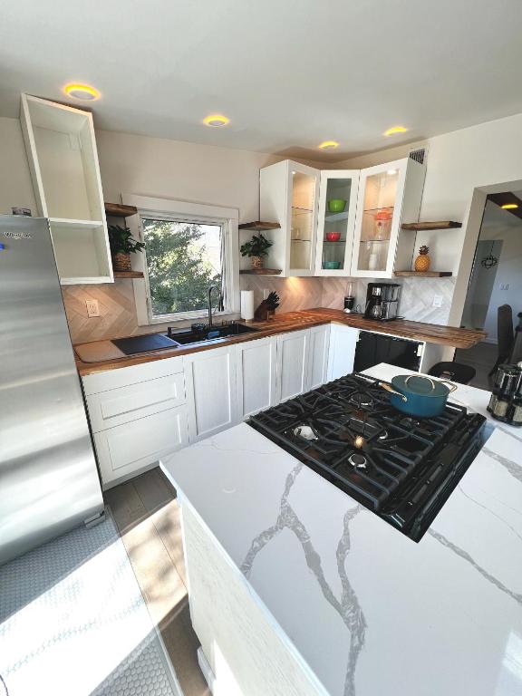 Waterfront Lakehouse Getaway in Clinton with HOT TUB - Image 4