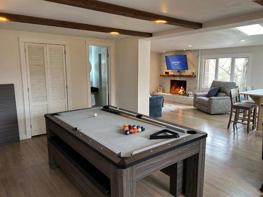 Waterfront Lakehouse Getaway in Clinton with HOT TUB - Image 5