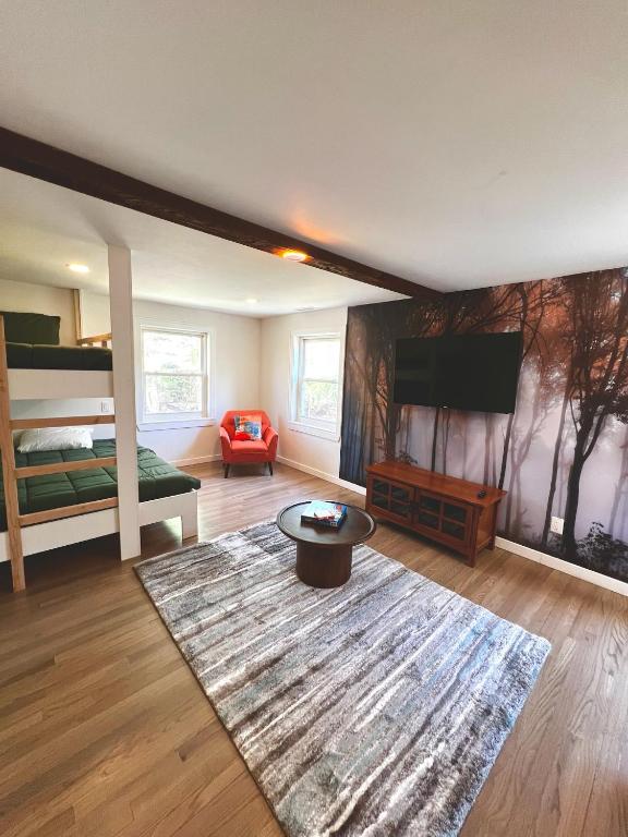 Waterfront Lakehouse Getaway in Clinton with HOT TUB - Image 7