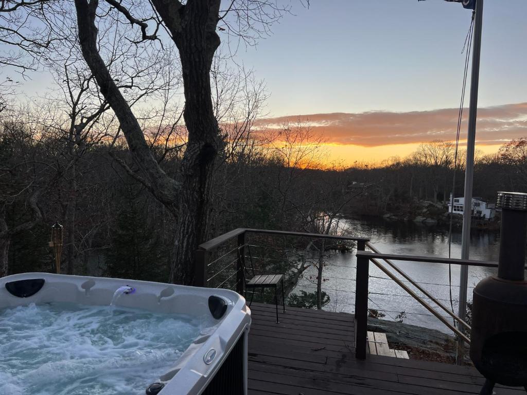 Waterfront Lakehouse Getaway in Clinton with HOT TUB