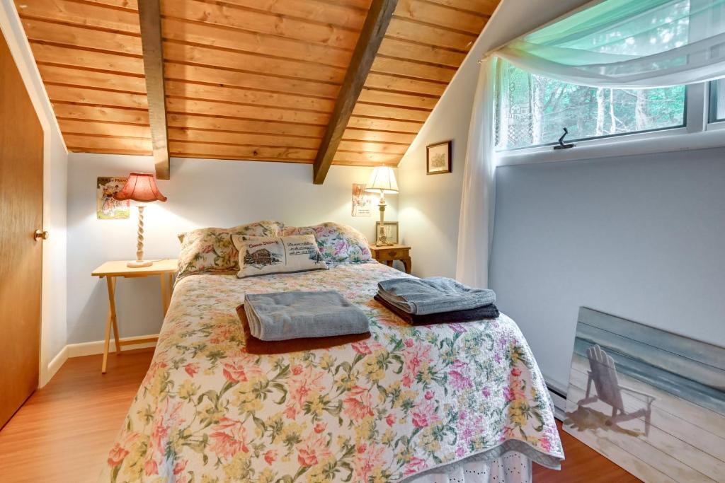 Tolland Cabin with Private Hot Tub and Grill! - Image 7