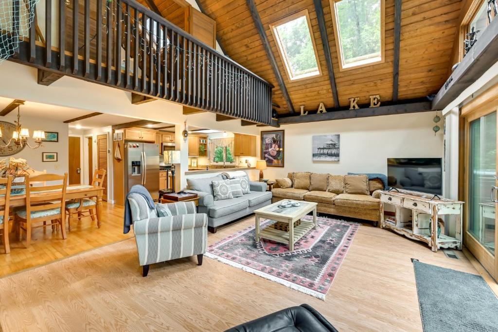 Tolland Cabin with Private Hot Tub and Grill! - Image 5