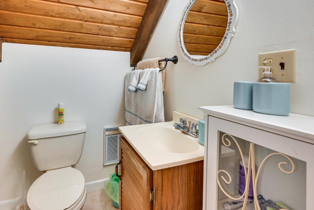 Tolland Cabin with Private Hot Tub and Grill! - Image 8