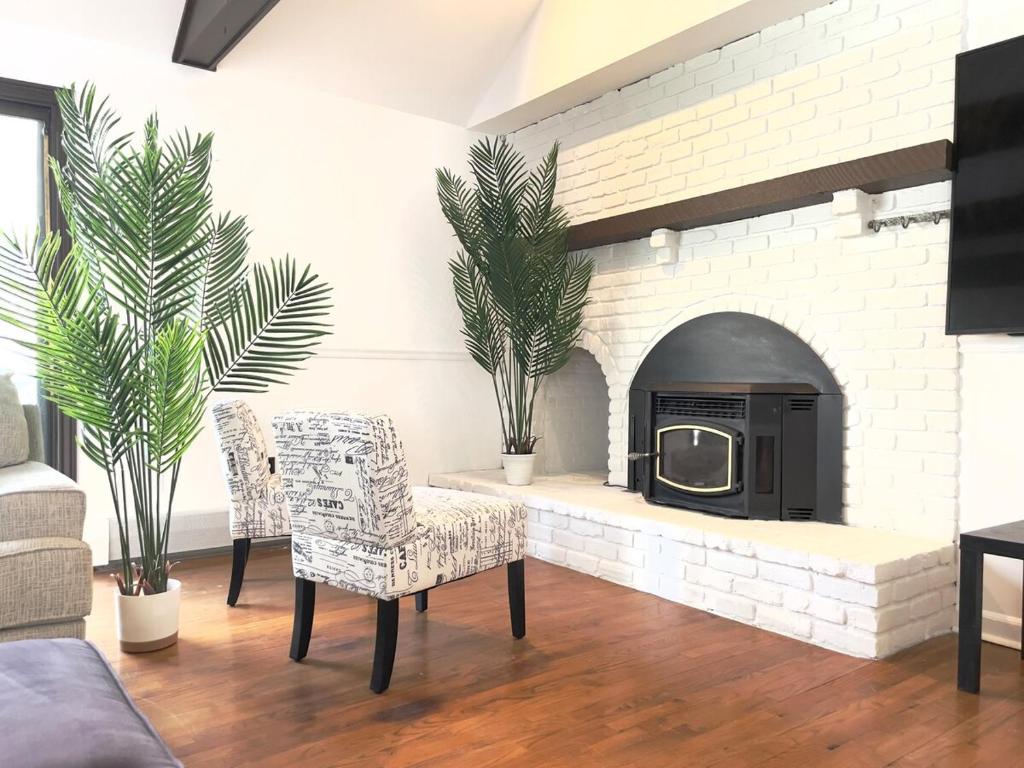 Lakeside Home - Image 5