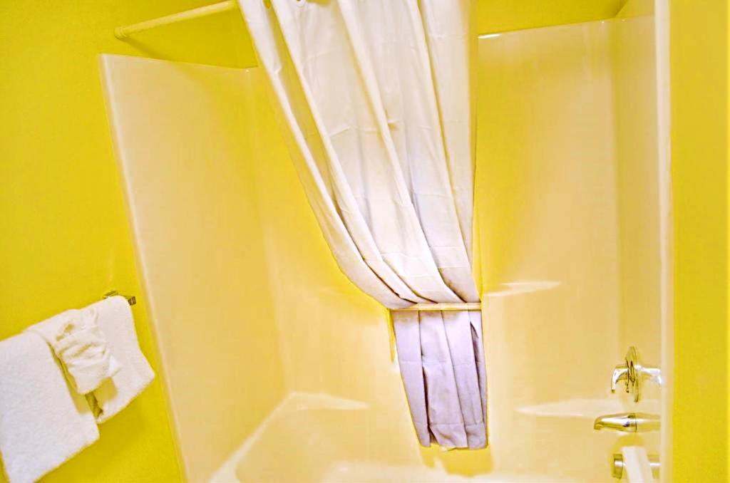 Flagship Inn & Suites - Image 8