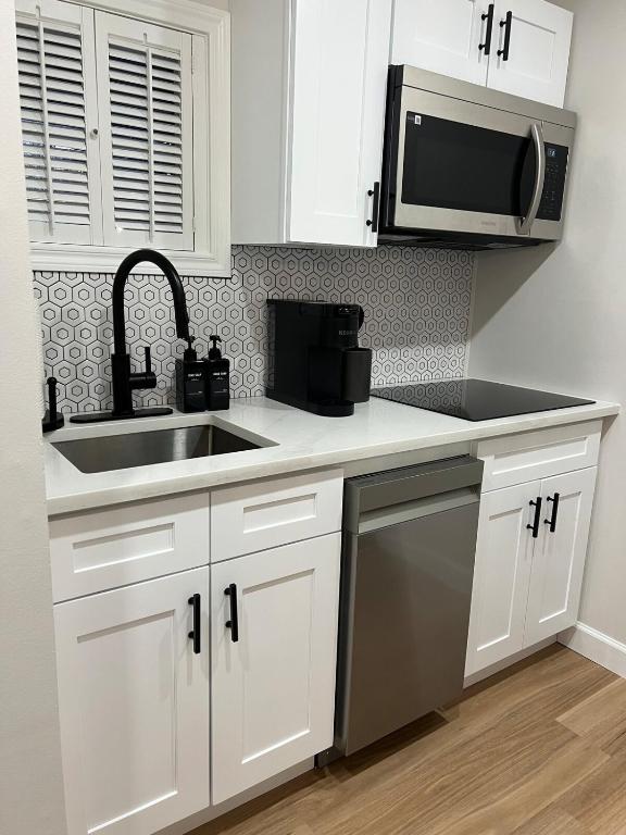 Newly Renovated Villa with King Bed and Amenities, 1 mile to Mohegan Sun - Image 8