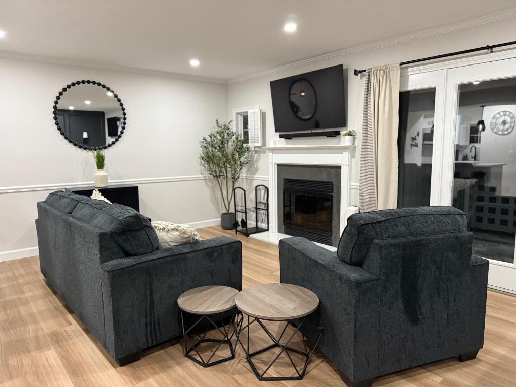 Newly Renovated Villa with King Bed and Amenities, 1 mile to Mohegan Sun