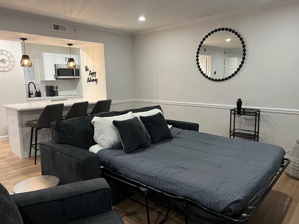 Newly Renovated Villa with King Bed and Amenities, 1 mile to Mohegan Sun - Image 5