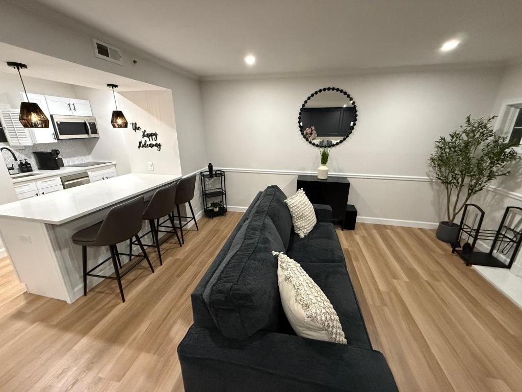 Newly Renovated Villa with King Bed and Amenities, 1 mile to Mohegan Sun - Image 4