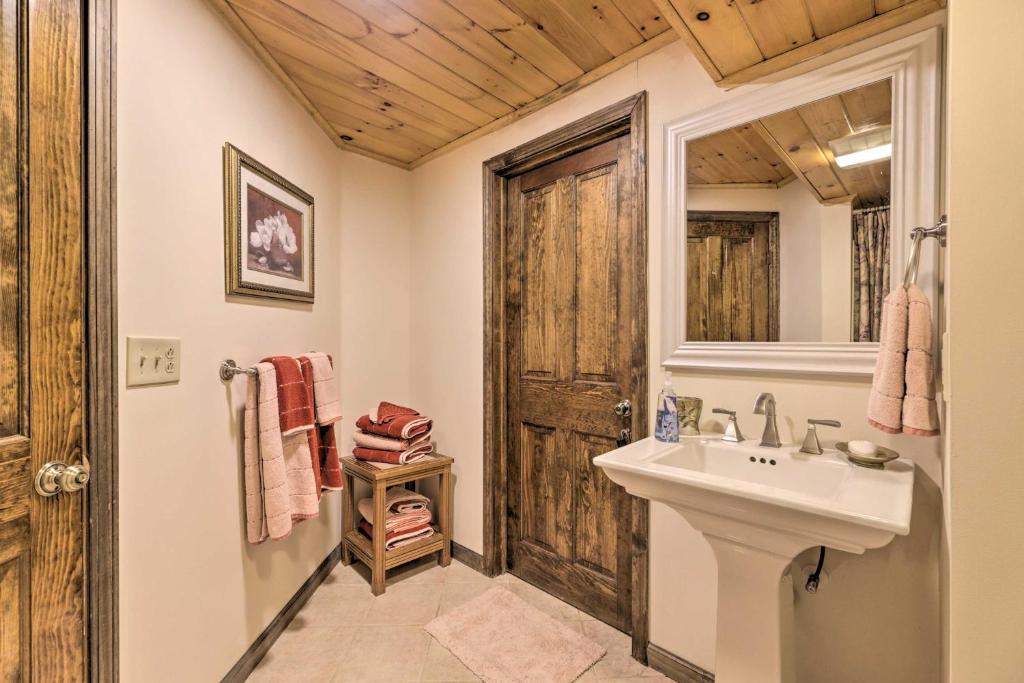 Cozy Studio Indoor Hot Tub and Inground Pool Access - Image 8