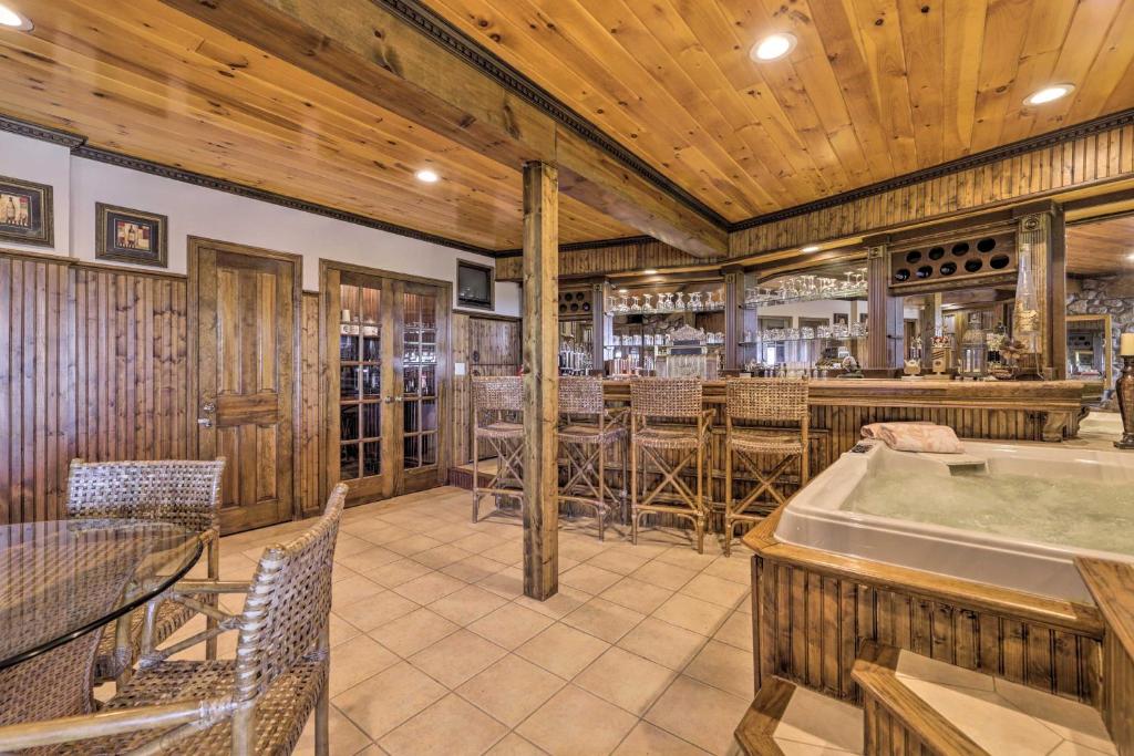 Hot Tub (Jacuzzi) - Photo 2