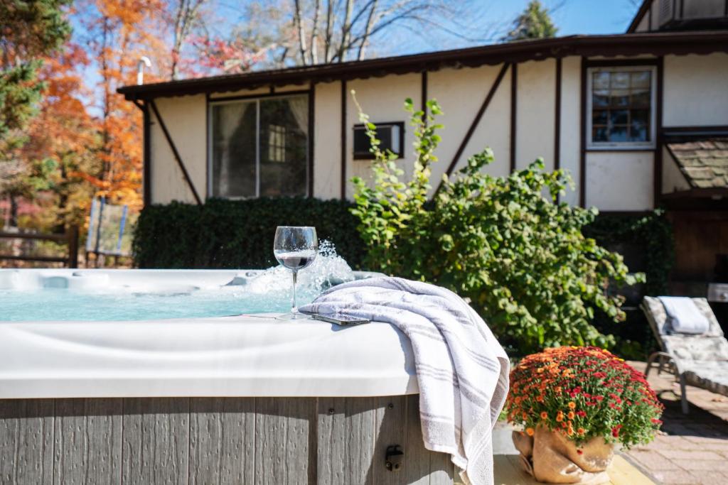 Hot Tub (Jacuzzi) - Photo 2