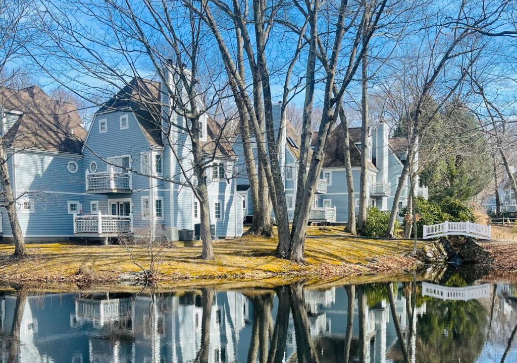 Luxury Villa- 3 mins to Mohegan- Fully Stocked with Fireplace- Jacuzzi, Saltwater Pools, Sauna - Image 7