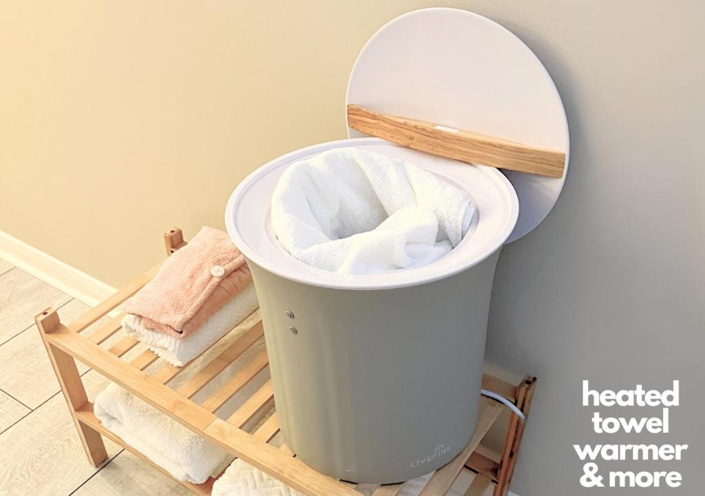 Luxury Villa- 3 mins to Mohegan- Fully Stocked with Fireplace- Jacuzzi, Saltwater Pools, Sauna