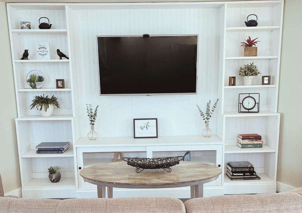 Luxury Villa- 3 mins to Mohegan- Fully Stocked with Fireplace- Jacuzzi, Saltwater Pools, Sauna - Image 6