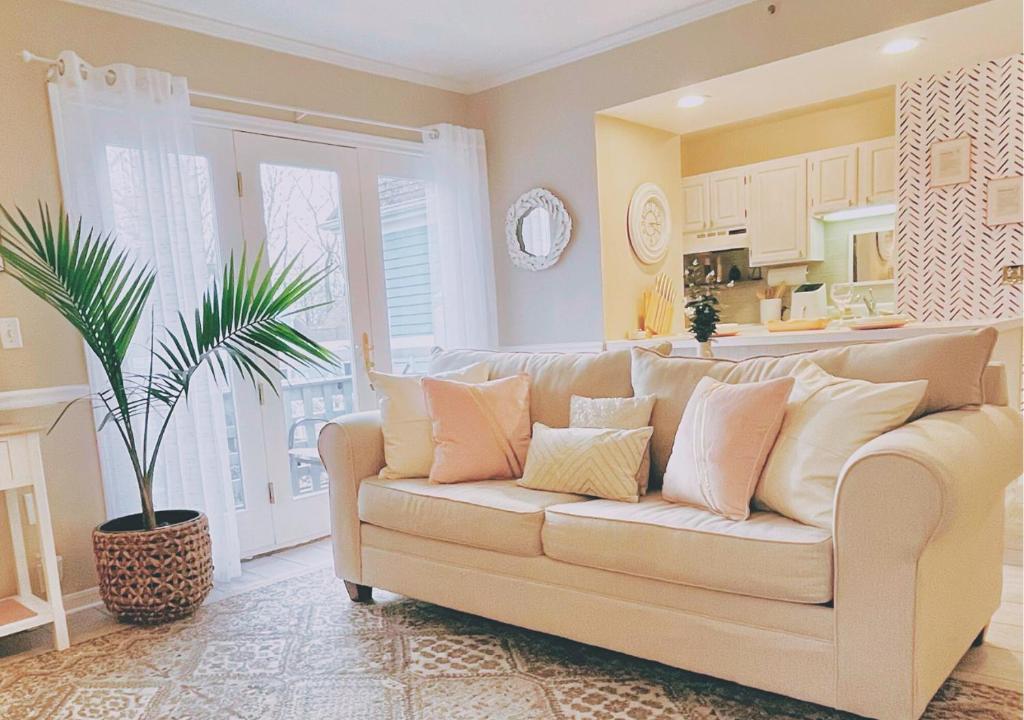 Luxury Villa- 3 mins to Mohegan- Fully Stocked with Fireplace- Jacuzzi, Saltwater Pools, Sauna - Image 5