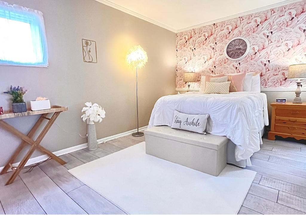 Luxury Villa- 3 mins to Mohegan- Fully Stocked with Fireplace- Jacuzzi, Saltwater Pools, Sauna - Image 8