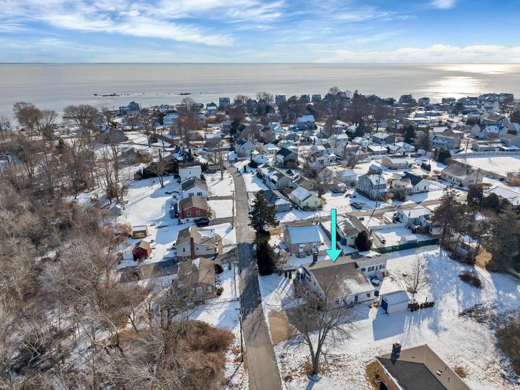 Cozy apartment, private beach & jacuzzi