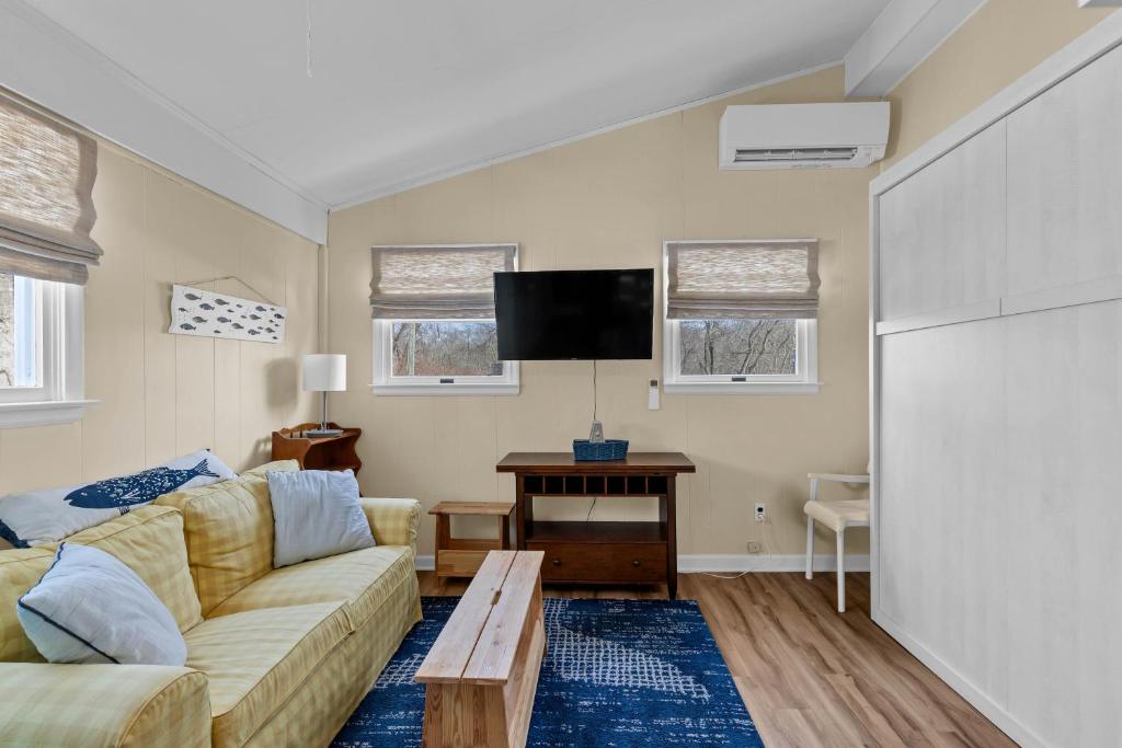 Cozy apartment, private beach & jacuzzi - Image 5