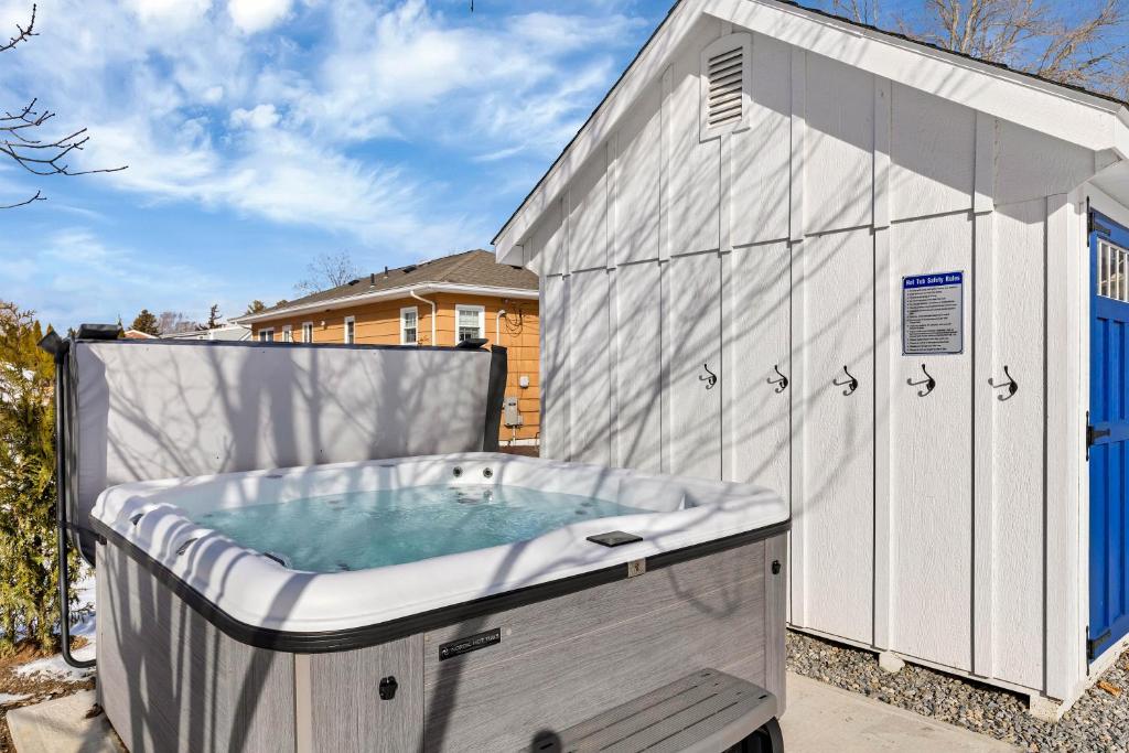 Hot Tub (Jacuzzi) - Photo 3