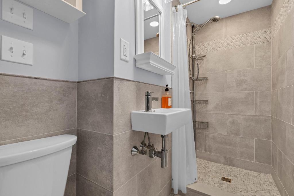 Cozy apartment, private beach & jacuzzi - Image 8