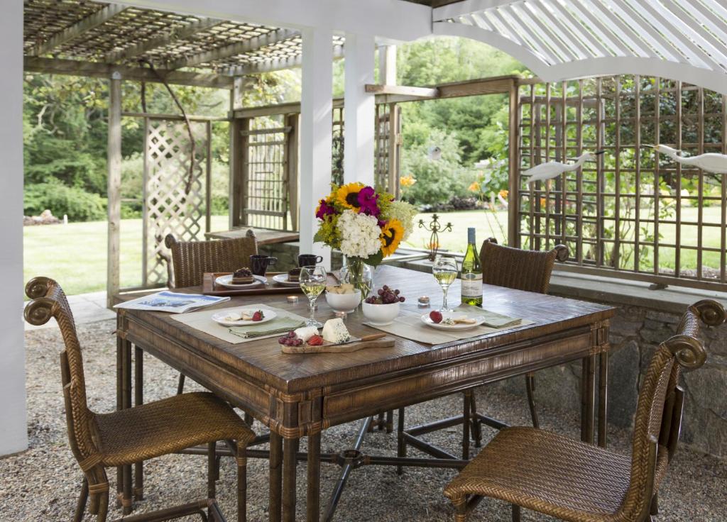 Abbey's Lantern Hill Inn - Image 4