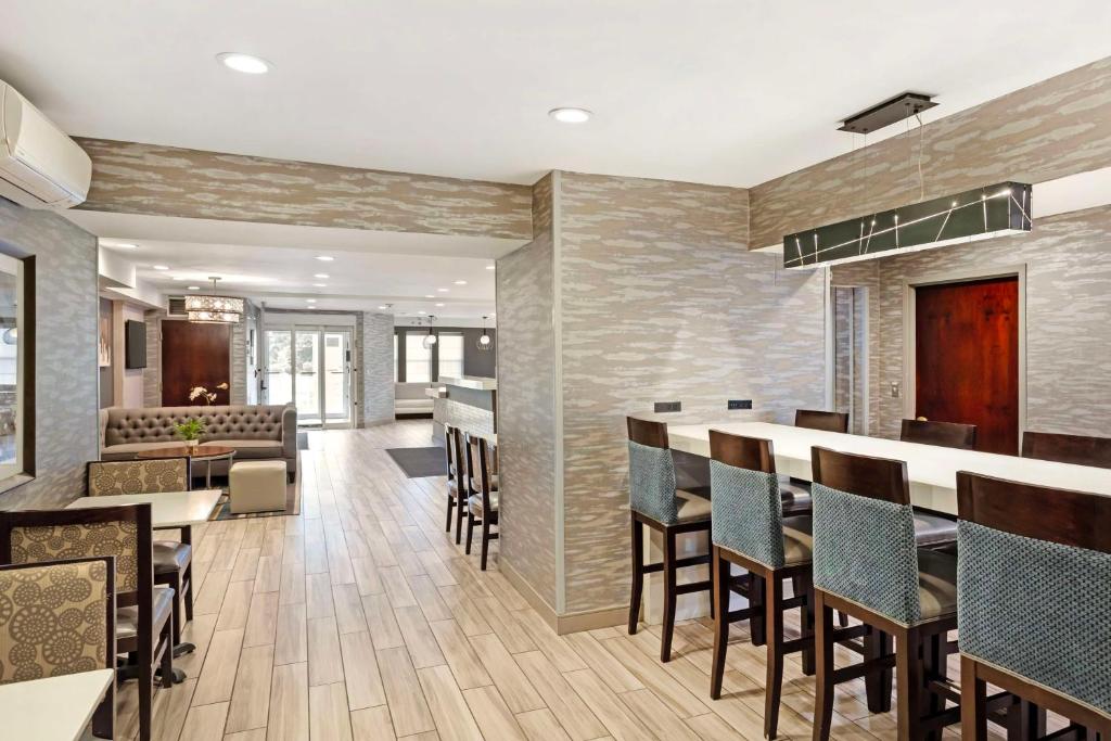 Best Western Plus Fairfield Hotel - Image 4