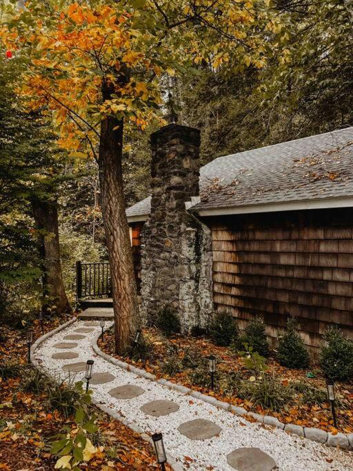 Creek Side Cabin with Wood Fired Hot Tub and Fire Pit