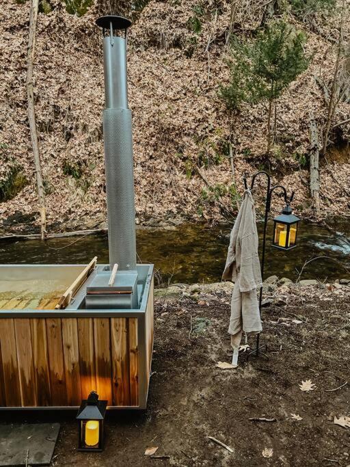 Creek Side Cabin with Wood Fired Hot Tub and Fire Pit
