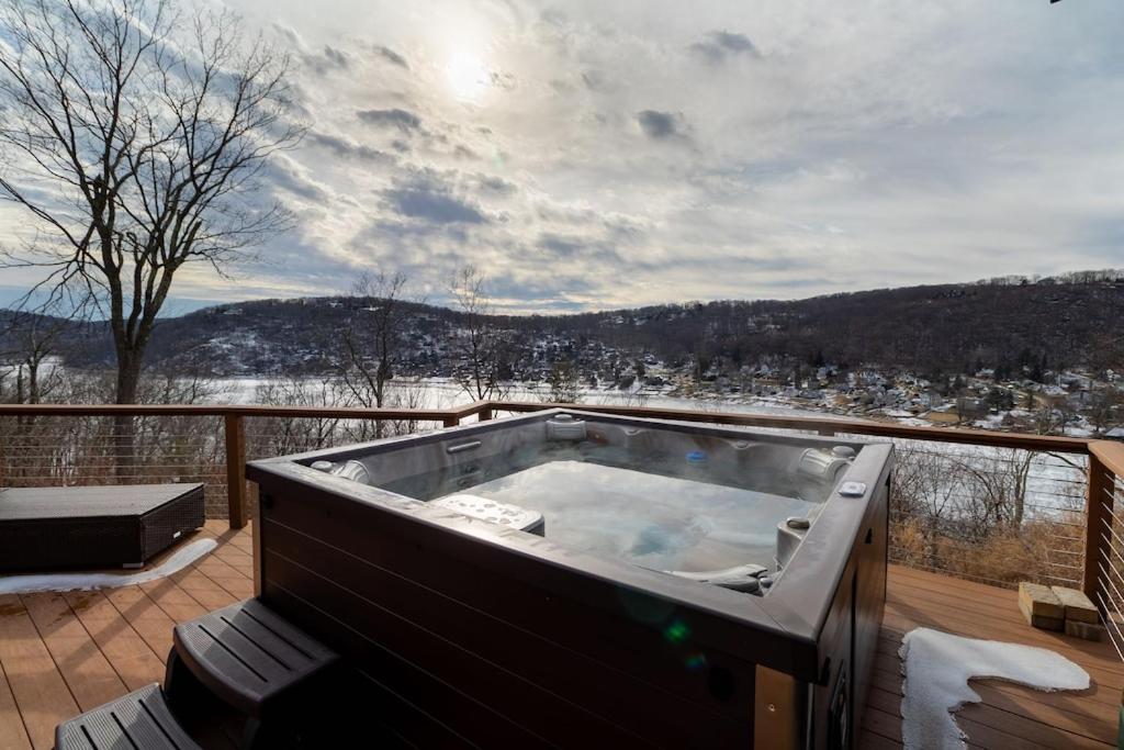 Hot Tub (Jacuzzi) - Photo 3