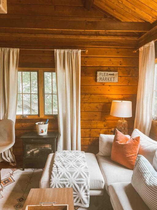 The Little Lake Cabin - Image 6